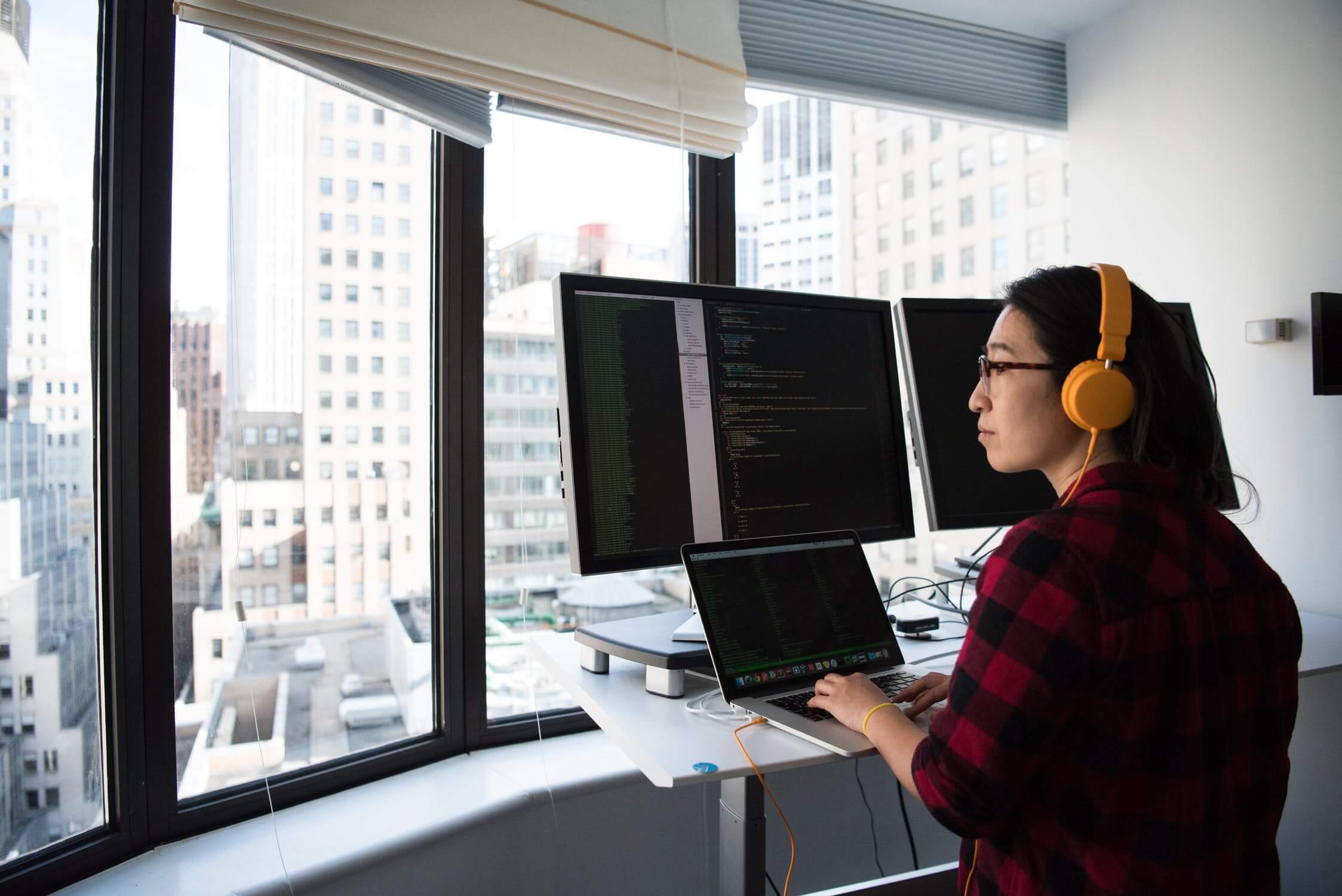 girl works with panoramic view